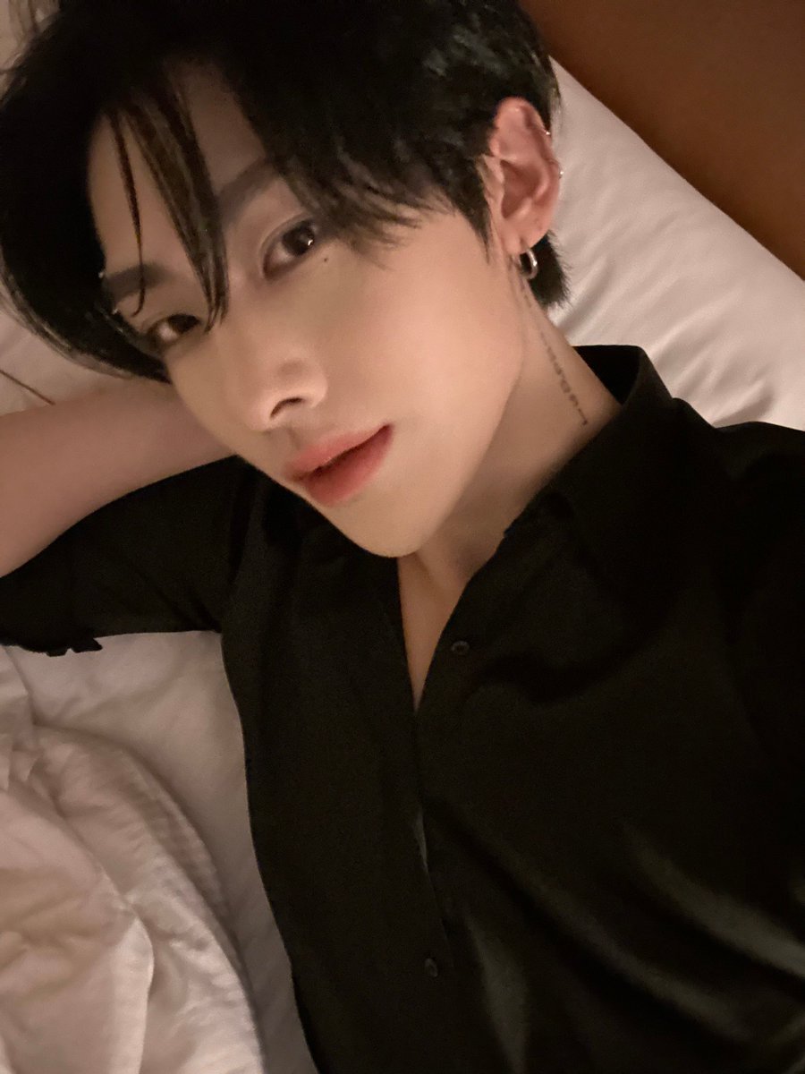달 tweet media