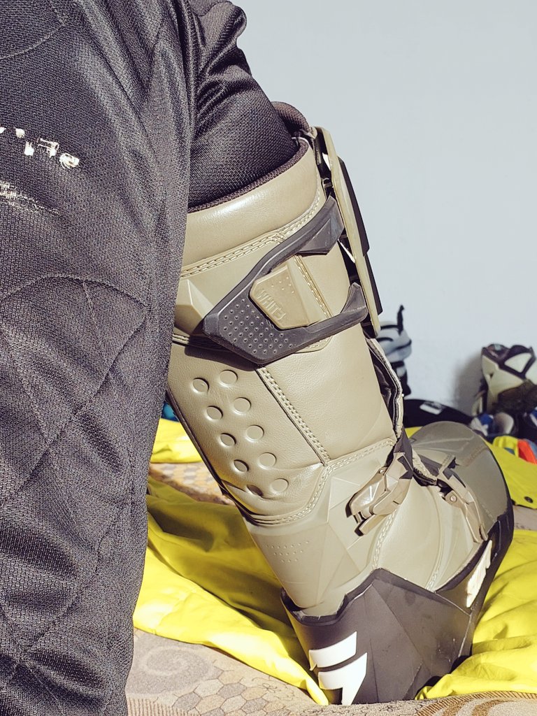 Woke up to the sun shining directly on my boots.. it made my morning wood even harder 😈😈💦💦