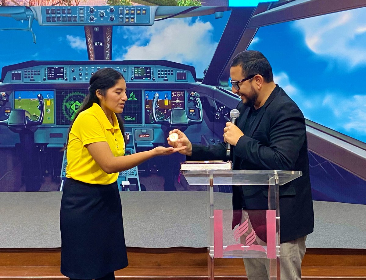AdventistasUPN's tweet photo. Pr. Alan Cosavalente, líder de los jóvenes adventistas para el norte de Perú🇵🇪, entregó a Yuliana Santivañez una moneda de colección en honor a su servicio como misionera #OYiM en Brasil🇧🇷. ¡Gracias Yuliana por inspirar a que más jóvenes dejen su huella en la historia! 🙏✨ #RID https://t.co/5uA2O2rflN