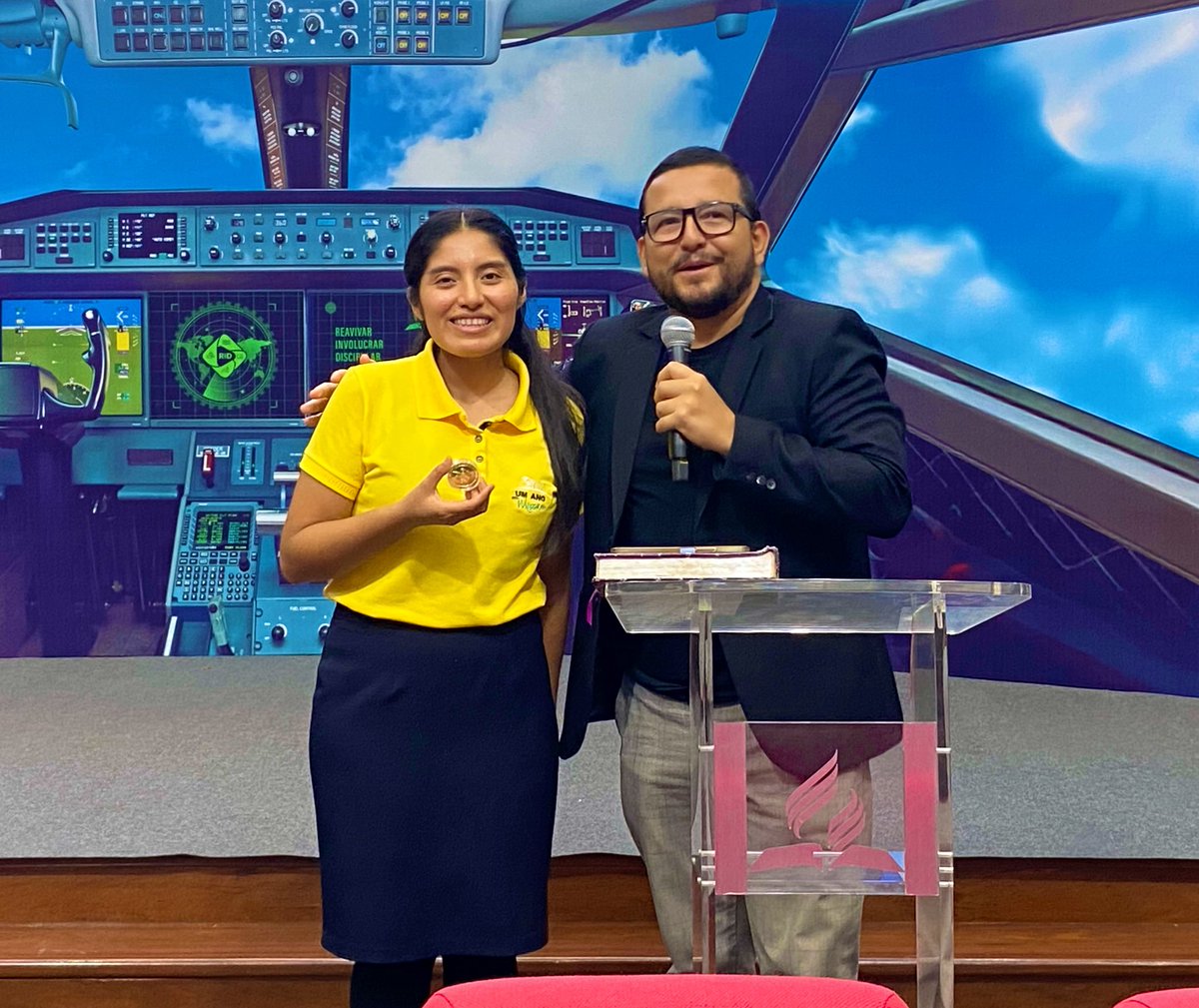 AdventistasUPN's tweet photo. Pr. Alan Cosavalente, líder de los jóvenes adventistas para el norte de Perú🇵🇪, entregó a Yuliana Santivañez una moneda de colección en honor a su servicio como misionera #OYiM en Brasil🇧🇷. ¡Gracias Yuliana por inspirar a que más jóvenes dejen su huella en la historia! 🙏✨ #RID https://t.co/5uA2O2rflN
