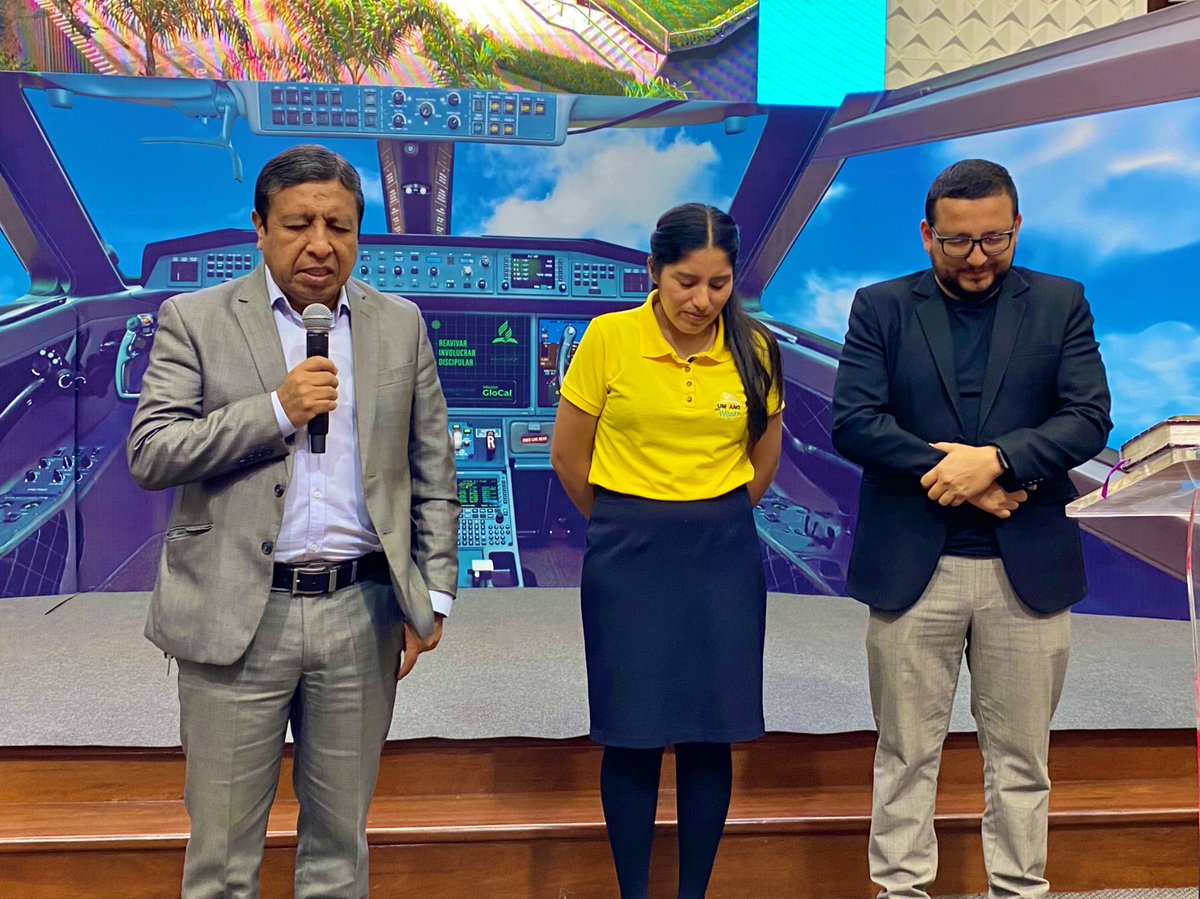 AdventistasUPN's tweet photo. Pr. Alan Cosavalente, líder de los jóvenes adventistas para el norte de Perú🇵🇪, entregó a Yuliana Santivañez una moneda de colección en honor a su servicio como misionera #OYiM en Brasil🇧🇷. ¡Gracias Yuliana por inspirar a que más jóvenes dejen su huella en la historia! 🙏✨ #RID https://t.co/5uA2O2rflN