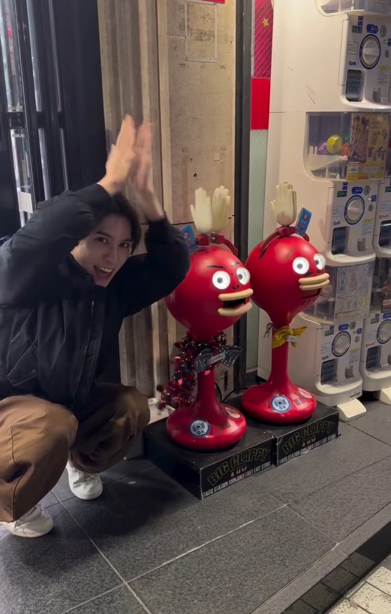 alaiamuse's tweet photo. imagine hating hendery and he's just somewhere out there doing this https://t.co/N41FfCoskC