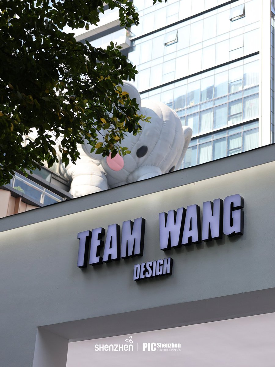 sz_mediagroup's tweet photo. 🖤 A kind of #fashion only #JacksonWang can deliver! TEAM WANG design's COOKIE-CHOICES concept space is open in #MixC Mall, #Shenzhen, until Jan 19. The sleek, sharp design captures the bold spirit of Shenzhen’s youth. The brand was co-founded by Hong Kong pop star Jackson Wang and his friend Henry Cheung.
@JacksonWGlobal
@JacksonWang852