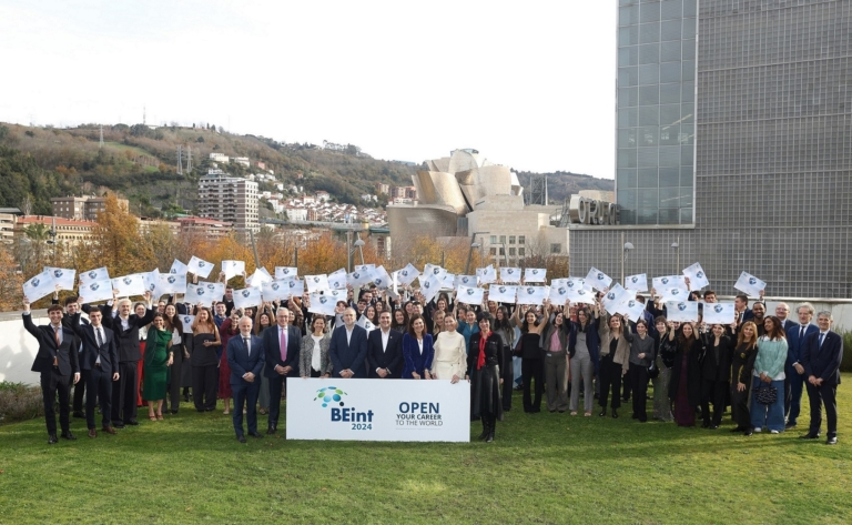grupospri's tweet photo. 🌍 82 jóvenes partirán en enero a su destino laboral internacional gracias a las #becasBEINT, formándose en comercio exterior y contribuyendo a la internacionalización de las empresas de Euskadi como nuevos "embajadores".
🔗https://t.co/9kKwY463oW
#Internacionalización #BEINT https://t.co/oGLPSdQDO6