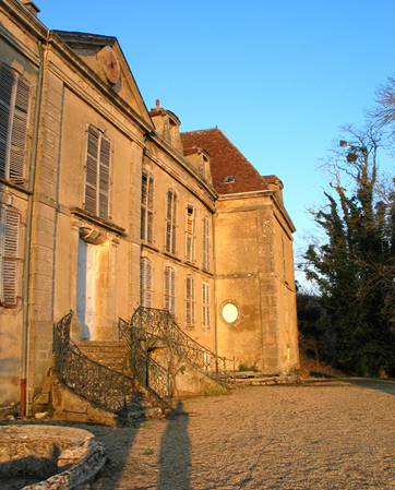 Plongeons dans une archive du château de la Roche (Nièvre) !

🏆 En 2011, la <a href="/Fond_Merimee/">Fondation Mérimée</a>  a accordé un soutien de 10 000 € pour la restauration et la consolidation du mur de soutènement de la terrasse du château.

📸 © POP – Ministère de la Culture