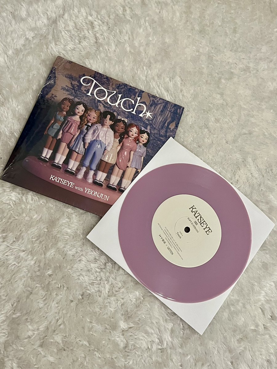 hjglitter's tweet photo. my katseye touch vinyl arrived and it’s completely different from the mockup 😳😭 https://t.co/xYVkdICwG7