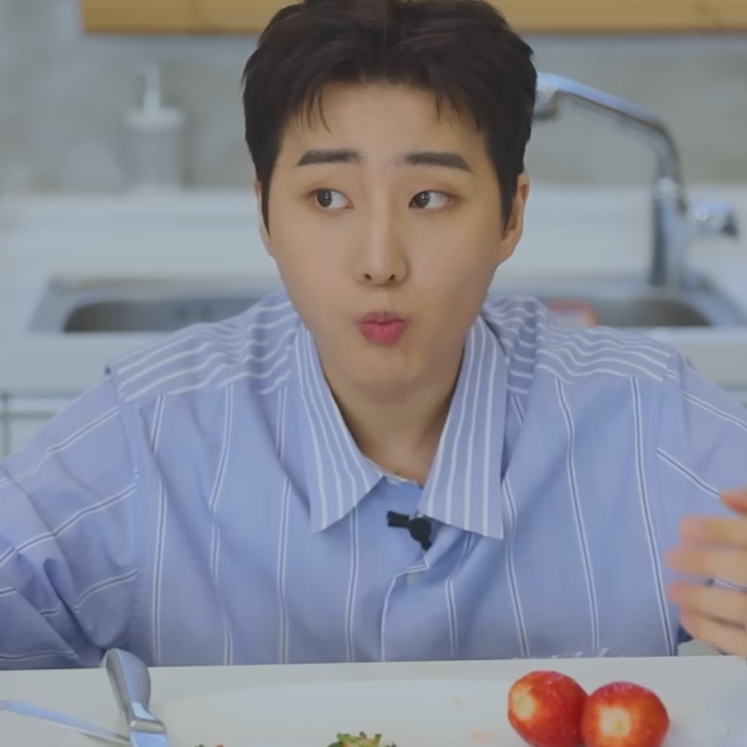 HAPPY YOUNG K DAY  ̗  ̗꤮︠  ̫꤮︡ ̗  ̗  

영현이가 아쥬 긔엽게 딸기 먹방했던 게 생각나서.🍓
#RT 추첨으로 한 분께 딸기 한 박스 보내드려요♡ 
(카카오톡선물코드보내드릴게요.!.) 

생일추카해영현아😻.

#빛나는_영현이의_생일을_축하해
#HAPPY_YOUNGK_DAY