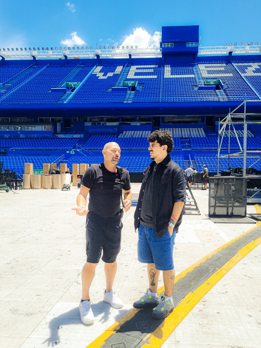 parenlamanok's tweet photo. Belt-Costabel le muestra las instalaciones a Lucas.

Parece que es cierto, Párense de manos 2 es en Velez. https://t.co/sPuF27wpZz