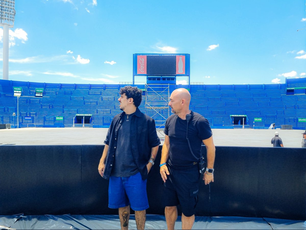 parenlamanok's tweet photo. Belt-Costabel le muestra las instalaciones a Lucas.

Parece que es cierto, Párense de manos 2 es en Velez. https://t.co/sPuF27wpZz