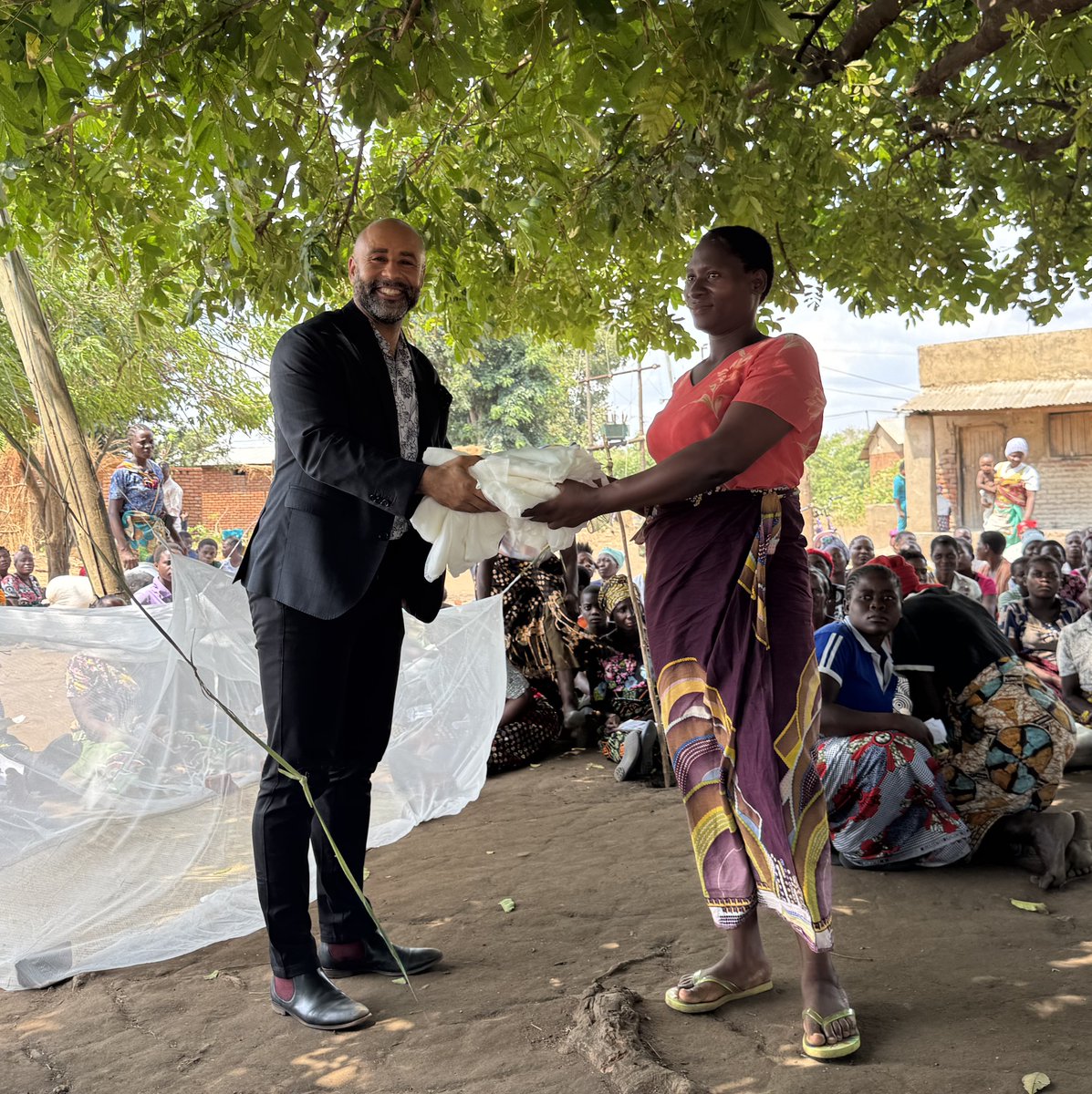 👏Earlier this month, our Malawi team wrapped up their first ITN campaign, including a visit from the <a href="/PMIgov/">U.S. President's Malaria Initiative (PMI)</a> Global Malaria Coordinator, seen here in Salima. This campaign protected ~ 4.5M people from malaria, in districts formerly protected by IRS. <a href="/USAIDMalawi/">USAID Malawi</a>