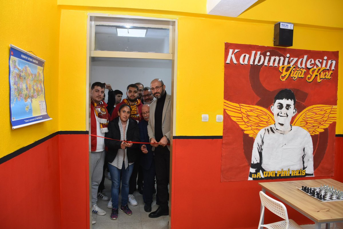 uAUNIPiriReiss's tweet photo. Galatasaray-Tottenham maçına gelirken trafik kazasında hayatını kaybeden Yiğit Kurt kardeşimizin hatırasını yaşatmak adına, Aydın’ın Germencik ilçesindeki Neşetiye İlkokulu'na kütüphane açılışımızı gerçekleştirdik.

#ultrAslanUNI #uAUNIPiriReis https://t.co/mlC9SPUPc4