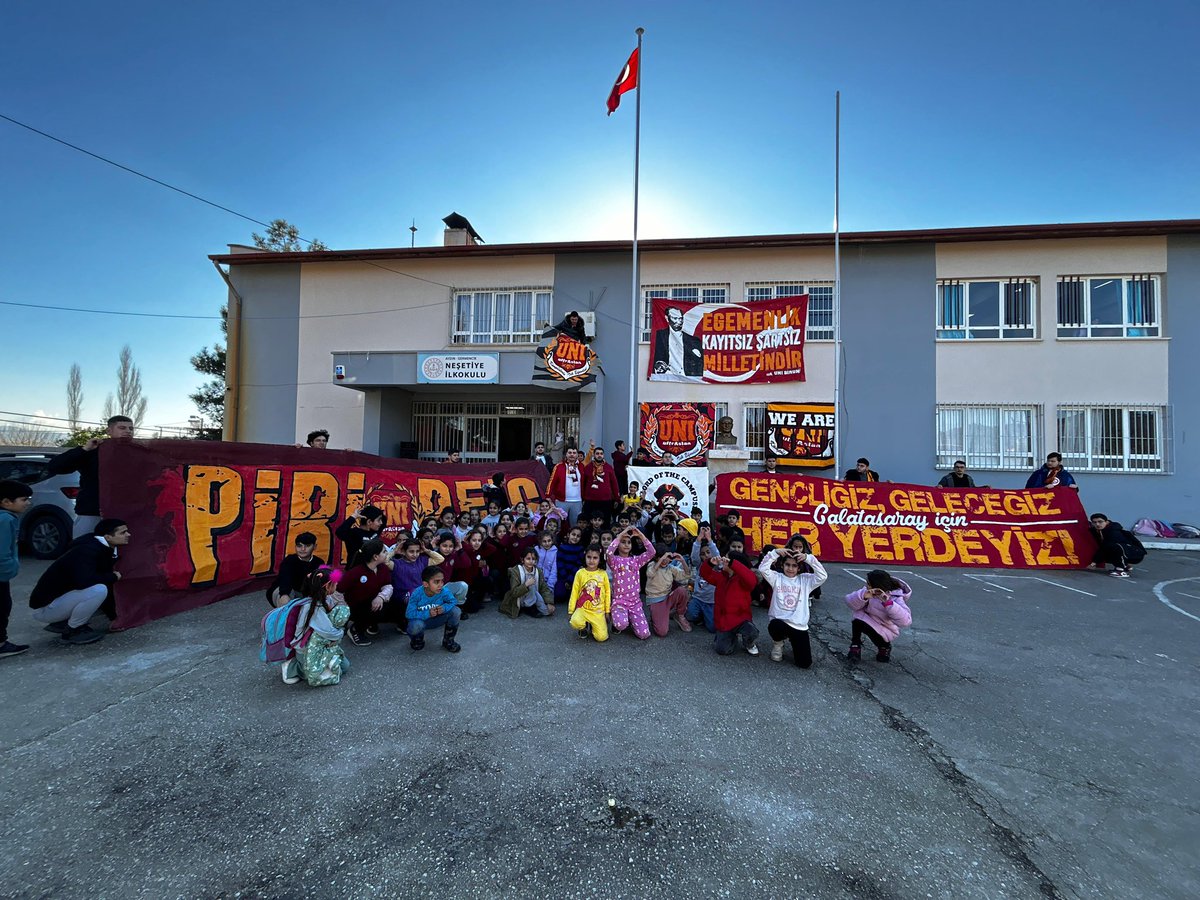 uAUNIPiriReiss's tweet photo. Galatasaray-Tottenham maçına gelirken trafik kazasında hayatını kaybeden Yiğit Kurt kardeşimizin hatırasını yaşatmak adına, Aydın’ın Germencik ilçesindeki Neşetiye İlkokulu'na kütüphane açılışımızı gerçekleştirdik.

#ultrAslanUNI #uAUNIPiriReis https://t.co/mlC9SPUPc4