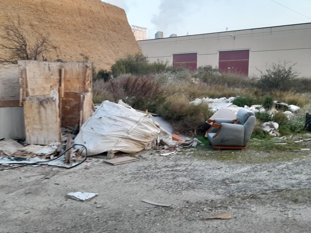 Stopplastico's tweet photo. La Puebla de Alfindén, abandono basuras en el polígono industrial https://t.co/xdQSv6Y6ns

 @aaffaragon  
@zaragoza_es 
@ansararagon 
@ecologistaszgz 
@MAmbienteUtebo 
@medioambienteZ 
@mads_zgza
@CDAMAZ
@EsRebelCientif https://t.co/ZiHXbBl37n