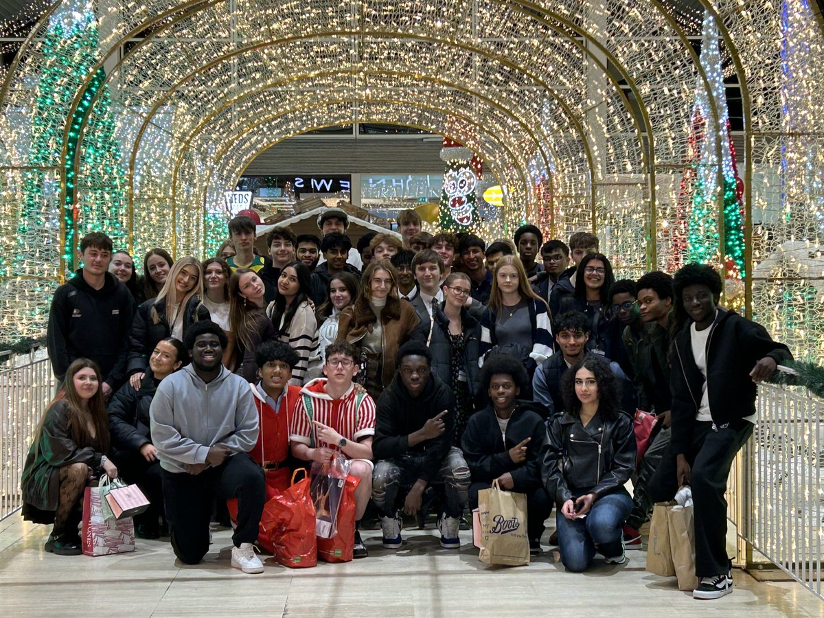 HeartofHatton's tweet photo. Our sixth form students had an amazing time at MK yesterday. #teamhatton #viform #Community https://t.co/FUmBZDWcVq
