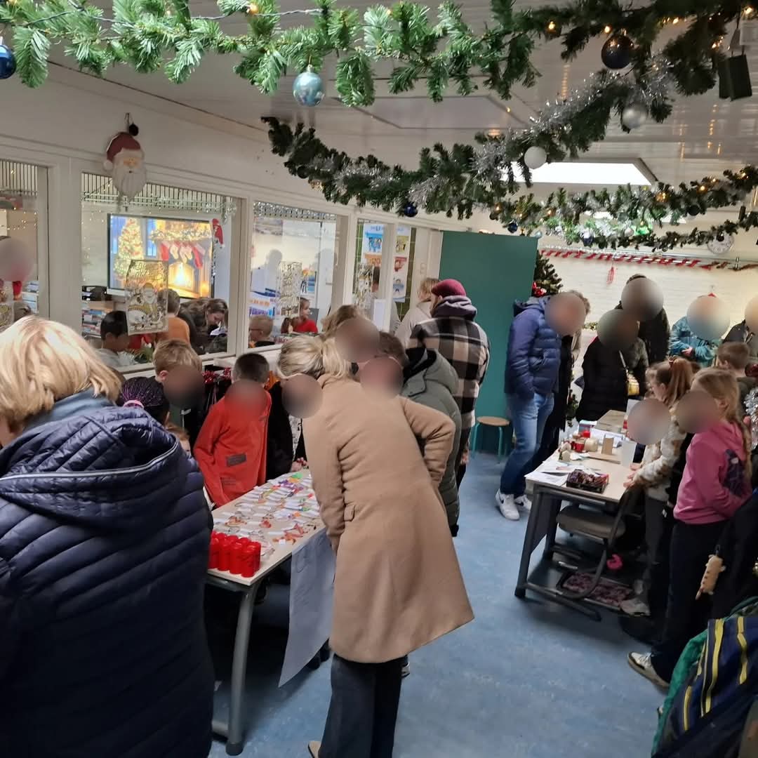 Onze (Jeelo)kerstmarkt voor Serious Request was een groot succes! Wat hebben de kinderen hier iets moois van gemaakt! We hebben 331,25 euro opgehaald!Bedankt allen voor het steunen van dit goede doel!
#SeriousRequest #Metakids #jeeloschool #makenvanjeeigenproduct #OOZ