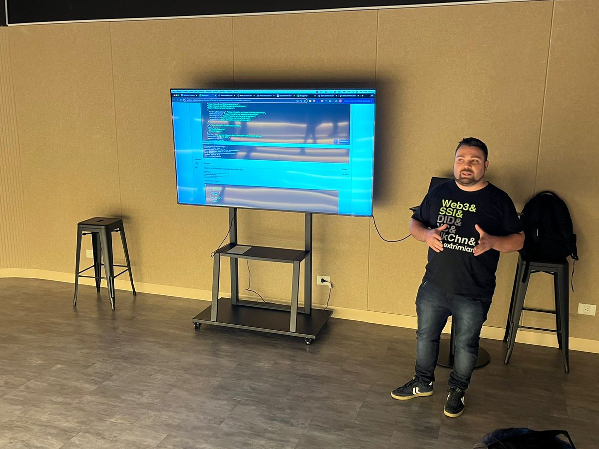 Extrimian tweet media