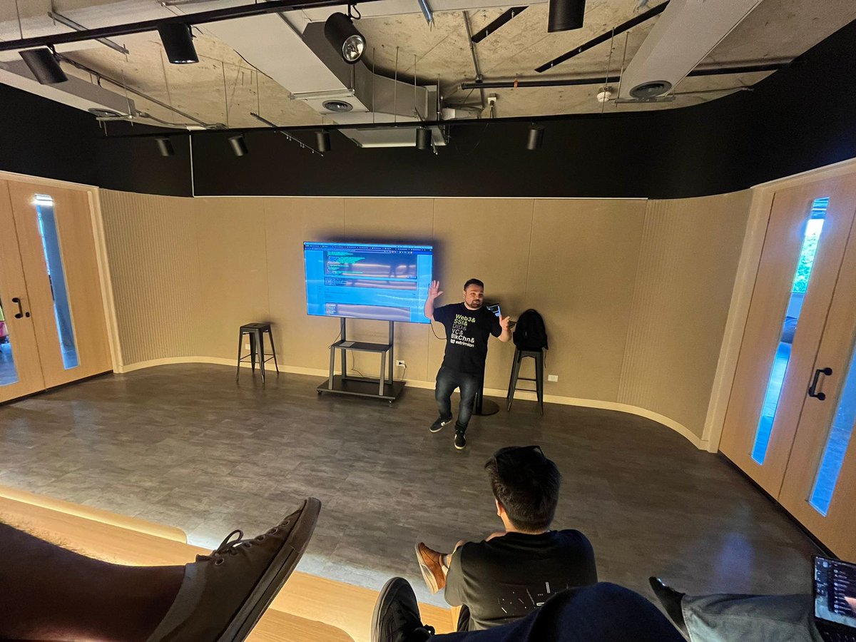 Extrimian tweet media