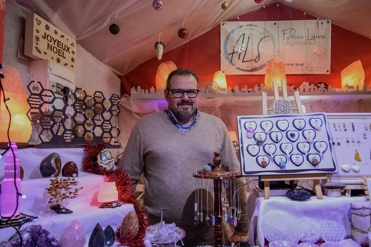 Nos exposants vous accueillent avec le sourire pour vous aider à trouver vos derniers cadeaux 🎁

Bières de la Brasserie de la Somme, pierres naturelles de chez ALS, accessoires en liège, savons, vous avez l'embarras du choix !

#marchedenoel #amiens #christmasgift #cadeaunoel