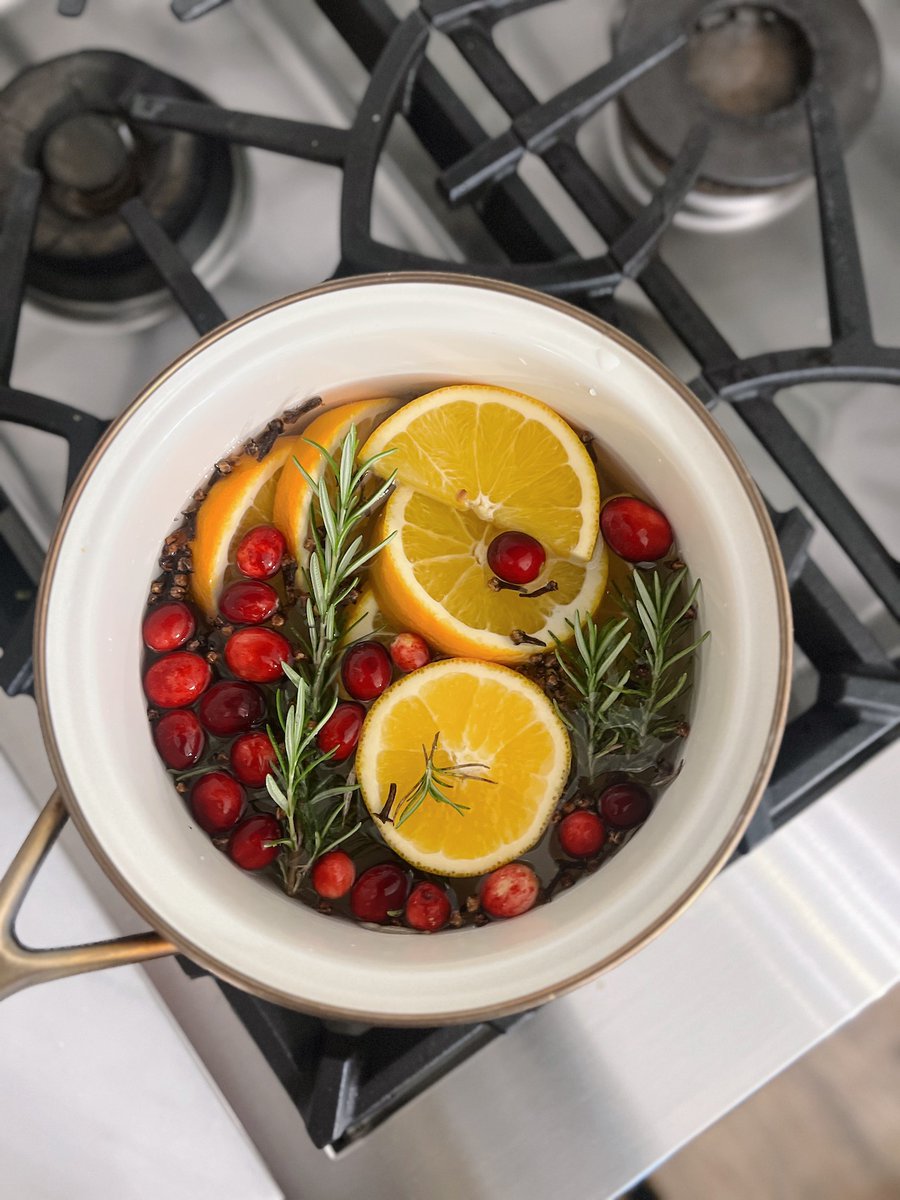 An easy recipe for a holiday simmer pot to make your house smell like Christmas for days...
carriebradshawlied.com/.../christmas-…
