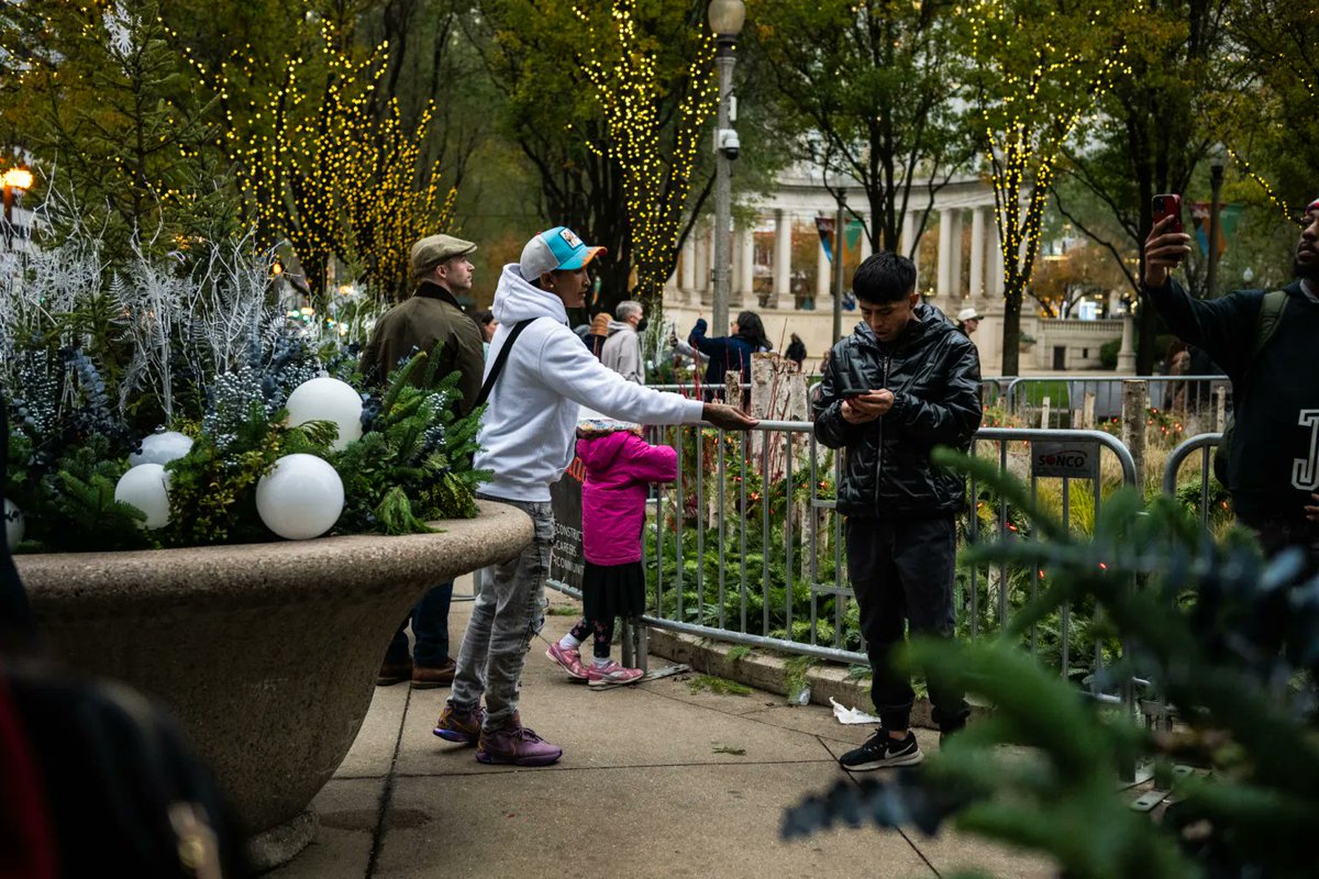 Mina Bloom (@mina_bloom_) on Twitter photo The over 51,000 migrants who have arrived in Chicago face a dwindling safety net & backlogs in work permit & immigration cases.
Meanwhile, Trump’s border czar said deportations will start “right here in Chicago.”
<a href="/BlockClubCHI/">Block Club Chicago</a> <a href="/francialgh/">Francia Garcia Hernandez</a> <a href="/colinbphoto/">Colin Boyle</a>
blockclubchicago.org/2024/12/18/tru… The over 51,000 migrants who have arrived in Chicago face a dwindling safety net & backlogs in work permit & immigration cases.
Meanwhile, Trump’s border czar said deportations will start “right here in Chicago.”
<a href="/BlockClubCHI/">Block Club Chicago</a> <a href="/francialgh/">Francia Garcia Hernandez</a> <a href="/colinbphoto/">Colin Boyle</a>
blockclubchicago.org/2024/12/18/tru…