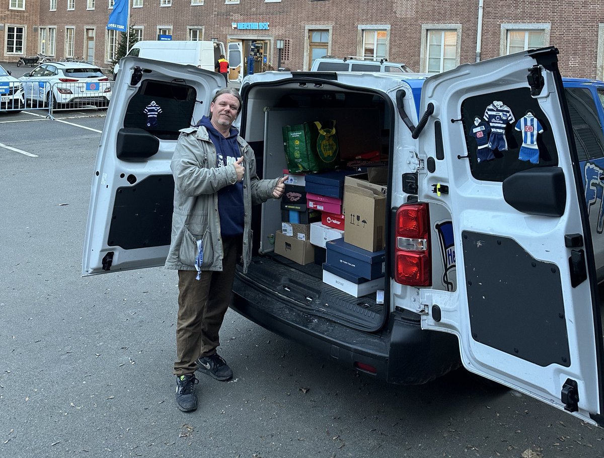 Wir haben weit über 100 Geschenke im Auto die wir bei der Hertha Geschäftsstelle heute abgeholt haben. 

Danke allen die bei der Weihnachtsaktion mitgemacht haben 😀💙🤍