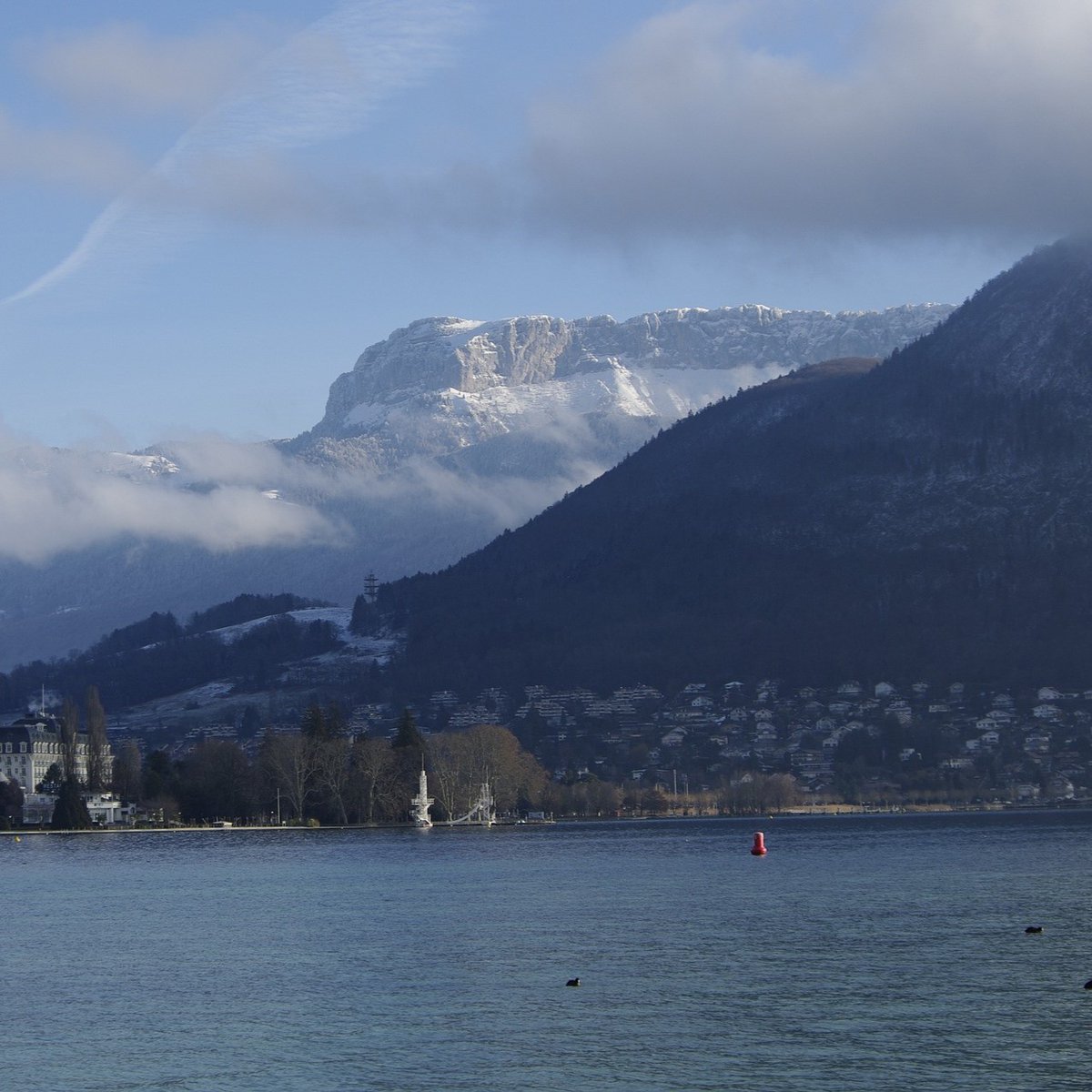 Vue sur le Parmelan enneigé depuis le lac d'Annecy. ❄️