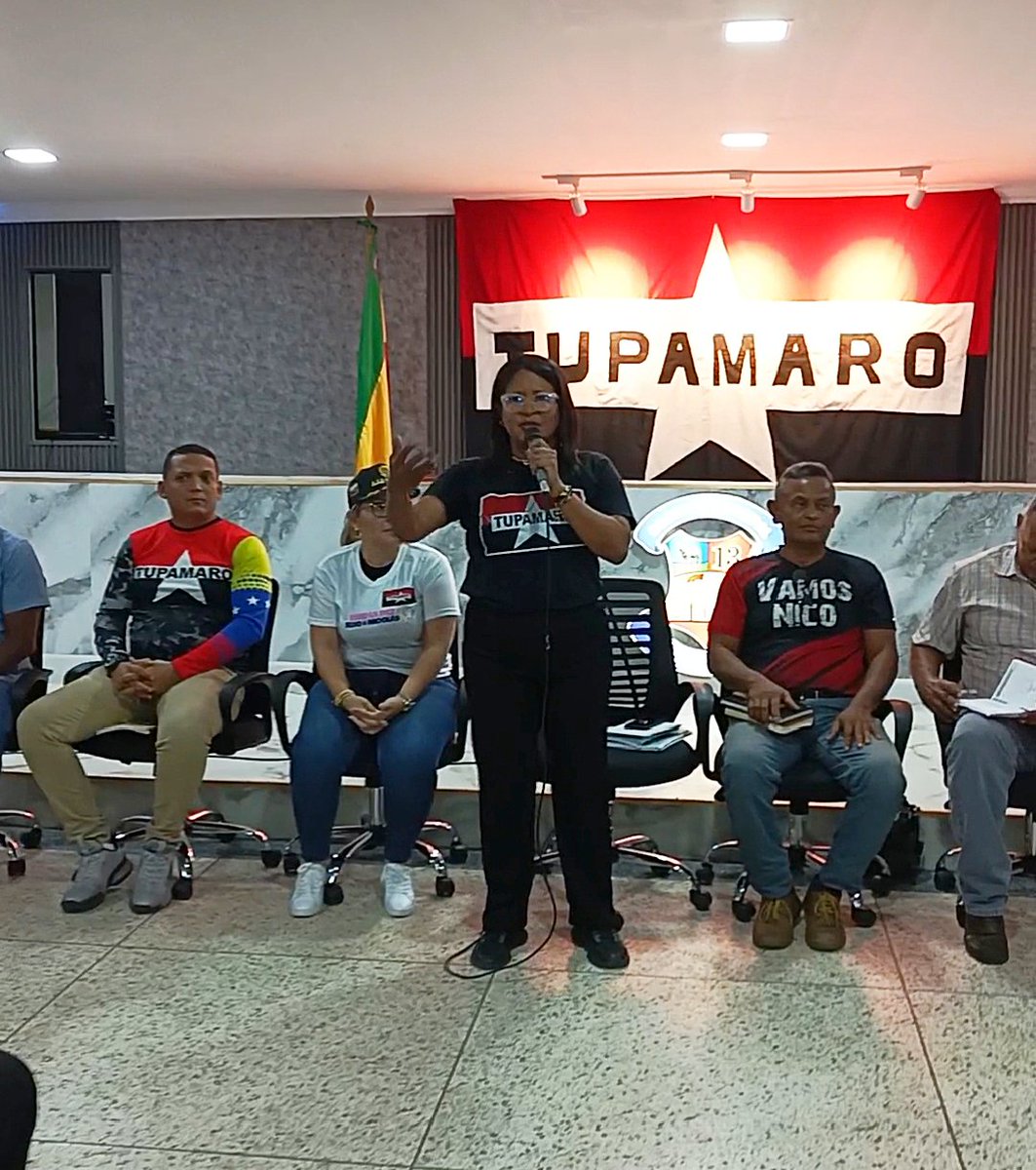 OrienteMRT_'s tweet photo. Iniciamos nuestro secretariado en el Edo. @AnzoateguiMrt3  con la entonación de nuestro Himno del partido y palabras de bienvenida de la resp. Política @arelysponce1 a la militancia para nuestra reunión de trabajo en el cierre del año y rumbo al 10E   #TupamaroTomaCaracas https://t.co/Hn7nZqH8ur