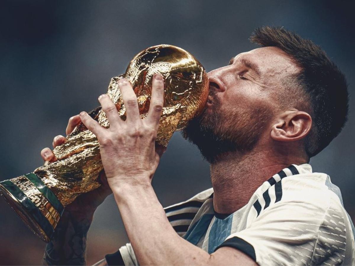 A veces creo que todavía no caemos en que fuimos campeones del mundo. A veces está foto me sigue pareciendo editada. Cuántas habíamos visto de este estilo antes de 2022? Cuánto soñamos con ver a Messi besar la Copa con los ojos cerrados? Gracias por no rendirte