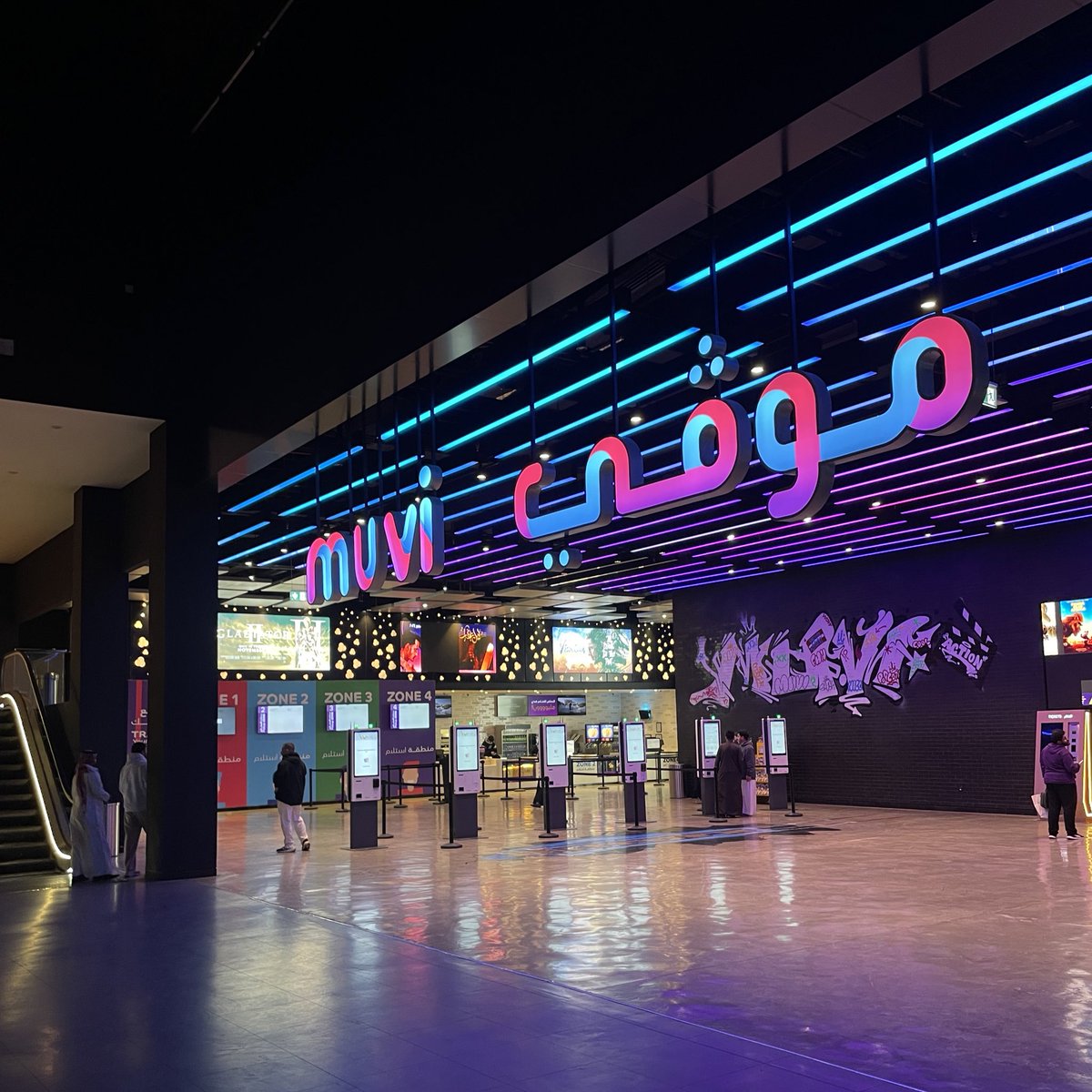 قصة الفلم رهيبه رهييييييبه ومختلفه بكل ماتعنيه الكلمة ،خصوصاً المزيني راجع لنا بعالم جديد ومجنون 😍! بإختصاااااار لا يفوتكم 

 #ليل_نهار