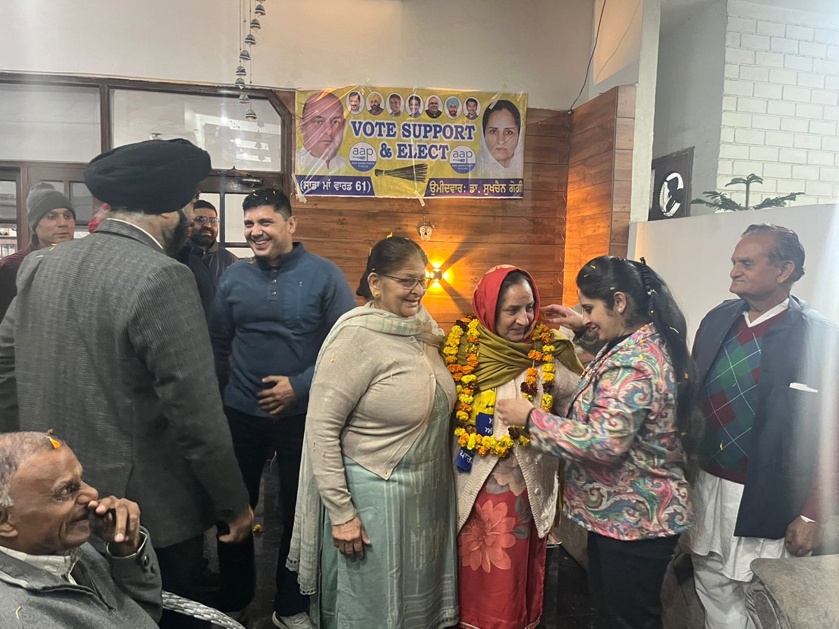 ਲੁਧਿਆਣਾ ਪੱਛਮੀ ਦੇ ਵਾਰਡ 61 'ਚ ਸੰਤ ਨਗਰ ਵਿਖੇ ਸਮੂਹ ਪਰਿਵਾਰਾਂ ਨਾਲ ਮੁਲਾਕਾਤ ਕਰ ਆਪਣੇ ਇਲਾਕੇ ਦੇ ਹੋਰ  ਵਿਕਾਸ ਅਤੇ ਸੁਧਾਰ ਲਈ ਡਾ. ਸੁਖਚੈਨ ਕੌਰ ਬੱਸੀ ਜੀ ਨੂੰ ਵੱਧ ਤੋਂ ਵੱਧ ਵੋਟਾਂ ਪਾ ਕੇ ਜਿਤਾਉਣ ਦੀ ਅਪੀਲ ਕਰਦੇ ਹੋਏ #GurpreetGogi #LudhianaWest #AamAadmiParty