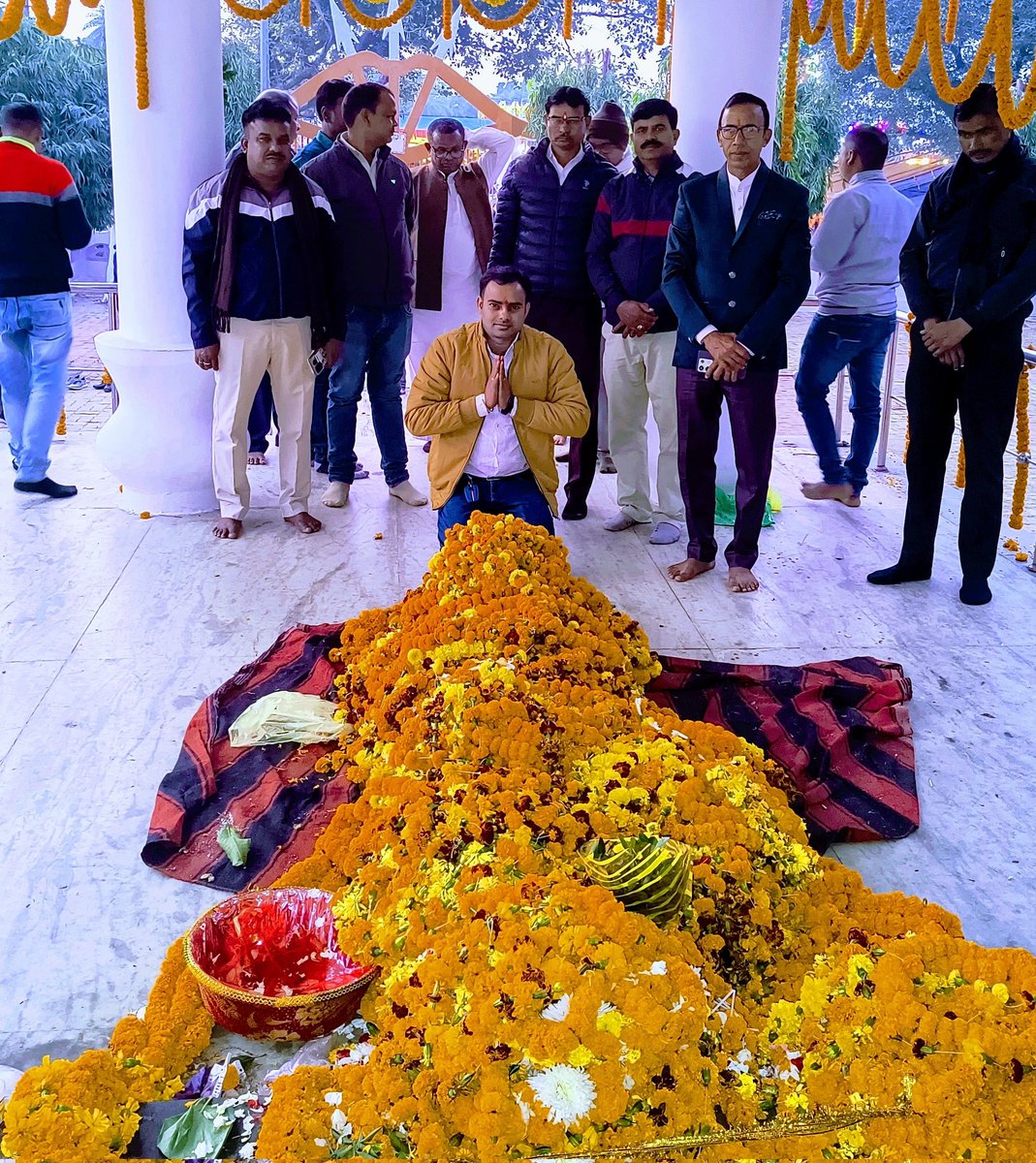 DrRajeevKrGope's tweet photo. झारखंड आंदोलनकारी के प्रमुख नायक एवं हमारे पूर्व सांसद स्वर्ग विनोद बिहारी महतो के 33 वें पुण्यतिथि पर श्रद्धांजलि अर्पित करने पहुंचे विनोद धाम, गोप एकता मंच के सभी सदस्य के साथ। 
#पढ़ो_और_लड़ो 
#विनोद_बाबू_अमर_रहे
#Dr_Rajeev_Kumar_Gope https://t.co/1E3ALUncfH