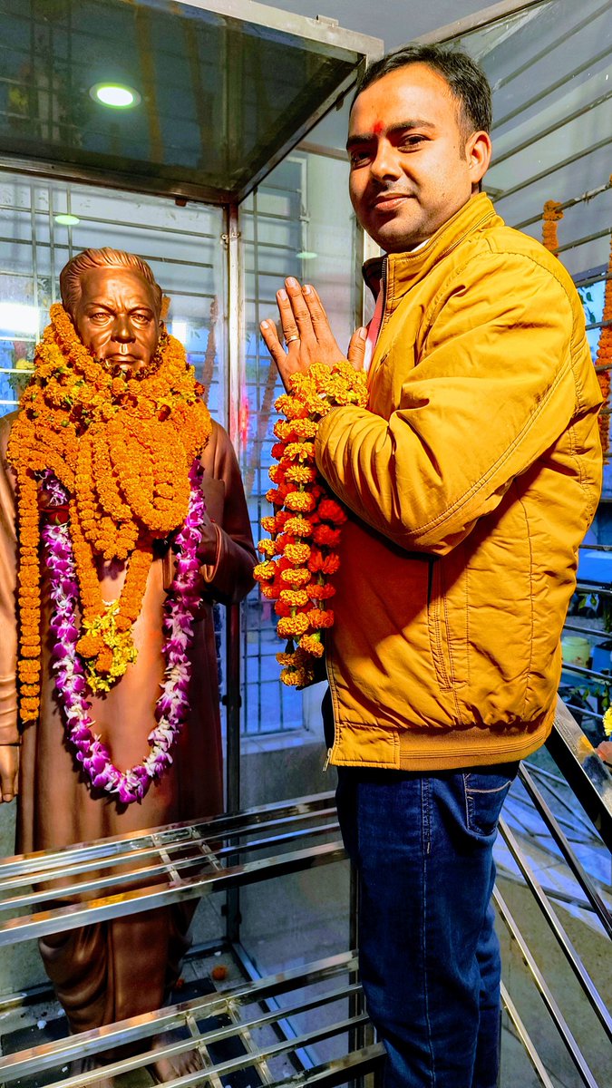 DrRajeevKrGope's tweet photo. झारखंड आंदोलनकारी के प्रमुख नायक एवं हमारे पूर्व सांसद स्वर्ग विनोद बिहारी महतो के 33 वें पुण्यतिथि पर श्रद्धांजलि अर्पित करने पहुंचे विनोद धाम, गोप एकता मंच के सभी सदस्य के साथ। 
#पढ़ो_और_लड़ो 
#विनोद_बाबू_अमर_रहे
#Dr_Rajeev_Kumar_Gope https://t.co/1E3ALUncfH