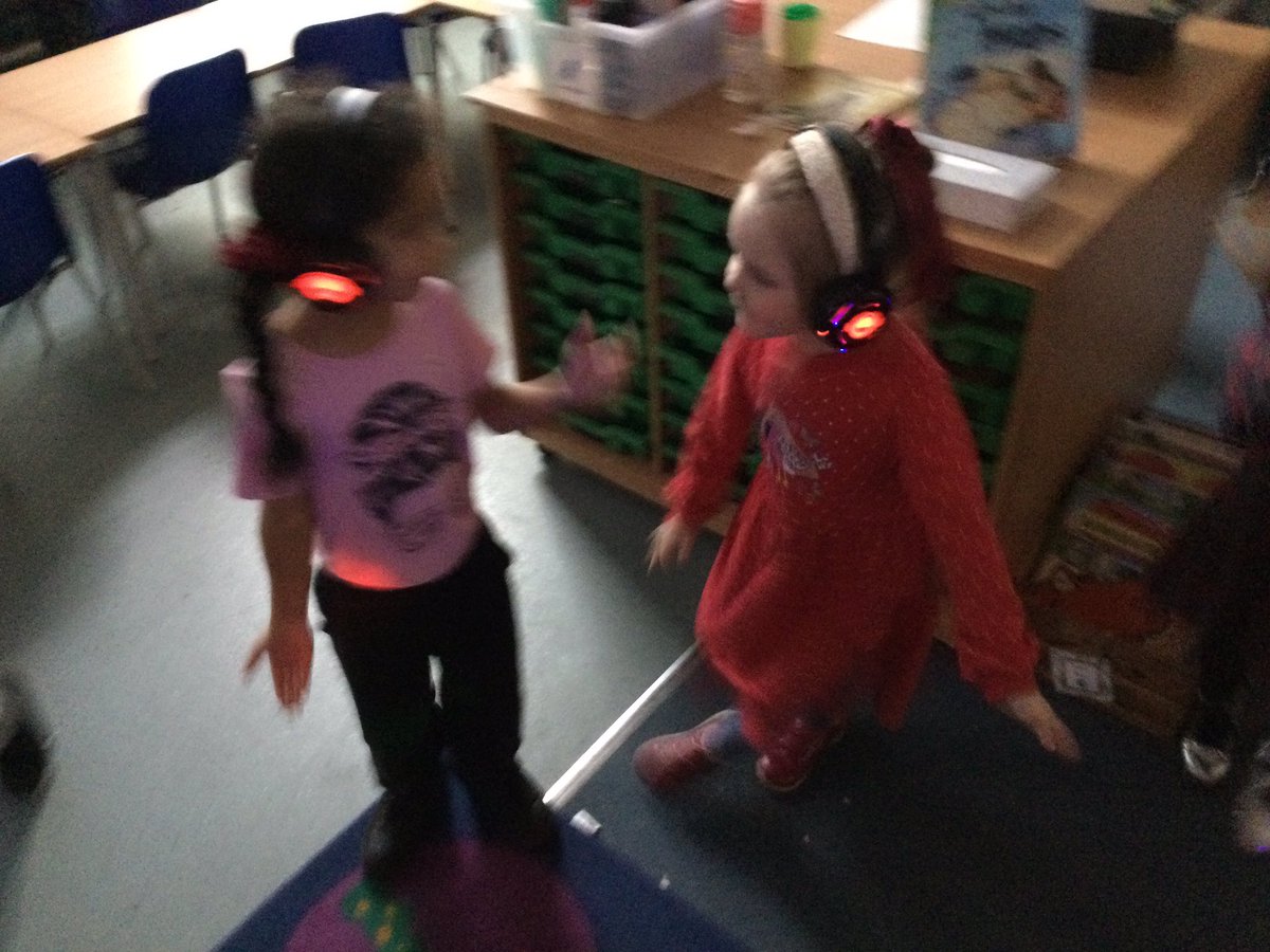 ThamesideSch's tweet photo. Year 1 danced the night away in the Christmas party this afternoon! #hawkstps #eaglestps https://t.co/6eIn53jykP
