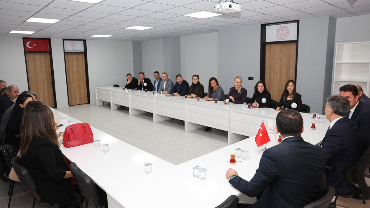 kocakysr's tweet photo. Balâ ilçemizde görev yapan okul müdürlerimiz ile toplantı gerçekleştirdik. Türkiye yüzyılı maarif modeli, aile eğitimi ve meslek eğitim politika belgesi üzerinde değerlendirmelerde bulunduk. https://t.co/iW2bEI69Vj