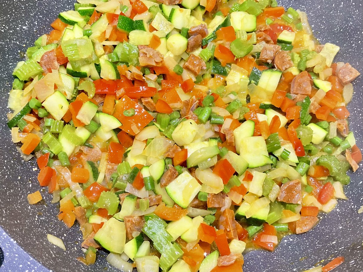 OverAtSusies's tweet photo. 1. Jambalaya. I always have bits and pieces of veg etc. left midweek. Was gonna make broth with the ham stock! Sauté red pepper, courgette, onion, celery, green beans and chorizo in rapeseed oil, until soft. Season. Add ham, a good tblsp of Cajun seasoning and garlic. Stir well https://t.co/aFi8p1EPZZ