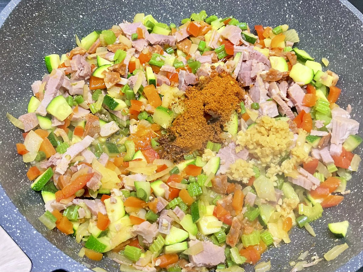 OverAtSusies's tweet photo. 1. Jambalaya. I always have bits and pieces of veg etc. left midweek. Was gonna make broth with the ham stock! Sauté red pepper, courgette, onion, celery, green beans and chorizo in rapeseed oil, until soft. Season. Add ham, a good tblsp of Cajun seasoning and garlic. Stir well https://t.co/aFi8p1EPZZ