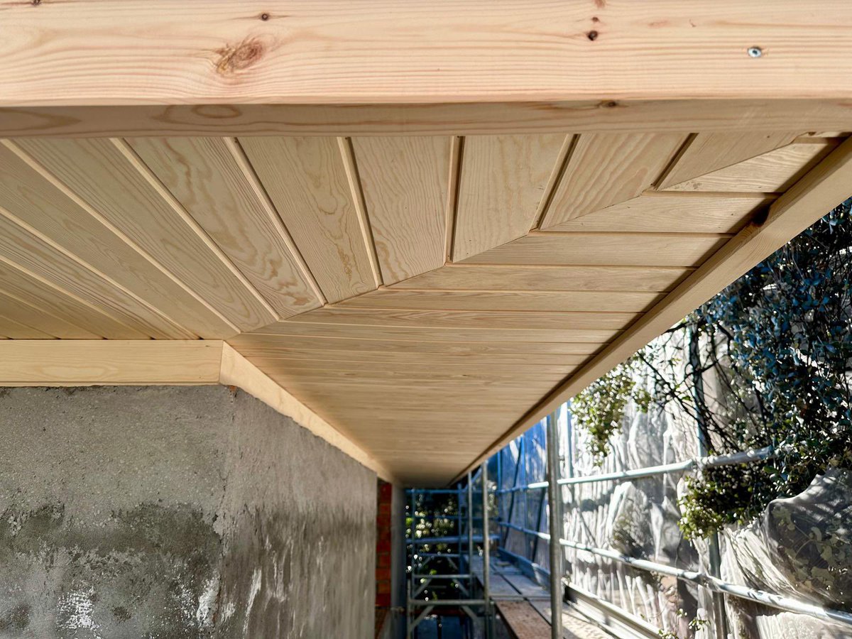 trcestructuras's tweet photo. Ejecución de cubierta para ampliación de vivienda en La Moraleja con estructura de madera laminada, formación de alero horizontal de madera, tablero OSB e impermeabilización.
#trcestructurasdemadera #trc #maderalaminada #estructuras #viviendas #estructurasdemaderalaminada https://t.co/oNmi1ihCOR