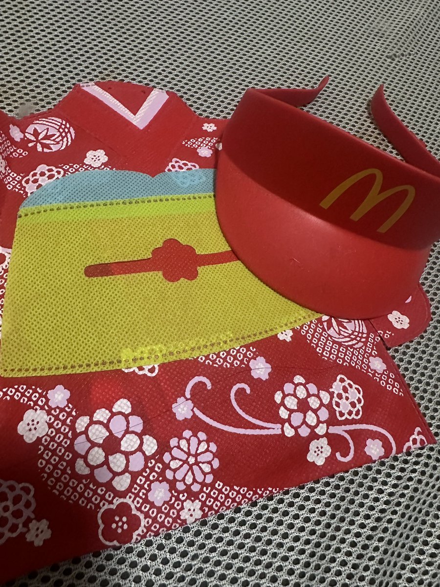 KOZAI_JP's tweet photo. 「今度遊ぶ時はドレスコード決めよ⭐️クリスマスだし、赤色に決定‼️」って言われて話進んでるけど、普通に赤の服これしかない https://t.co/5ODmEPJCaN
