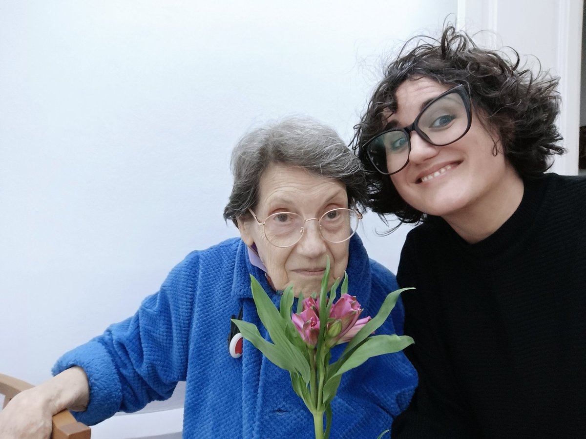 Marta Vallejo (@vallejo_marta) on Twitter photo avui la Teresina en fa 101.
diu que res li agrada tant com les flors
i celebra seguir viva per anar veient caure dictadors i malxinats avui la Teresina en fa 101.
diu que res li agrada tant com les flors
i celebra seguir viva per anar veient caure dictadors i malxinats