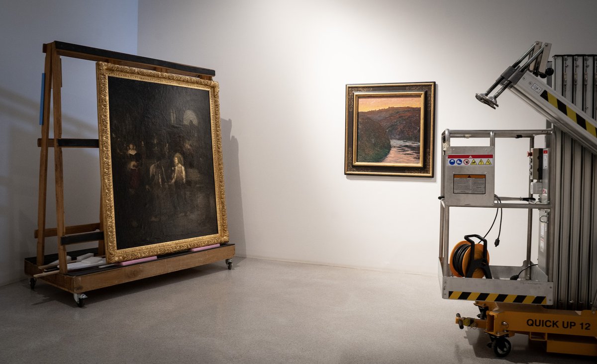 MUnterlinden's tweet photo. L'équipe du musée a accroché le tableau "L'enfant Jésus parmi les docteurs" de Georges Rouault dans la Maison de la Galerie suite à la restauration de son cadre.

#museeUnterlinden #colmar #coulisses #jourdefermeture https://t.co/06vTEzJsEt