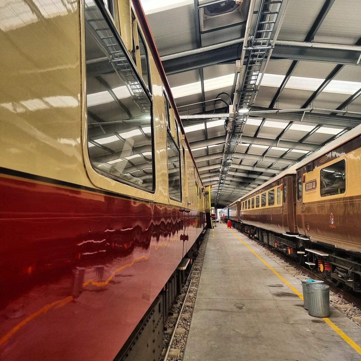 Steam_Dreams's tweet photo. The Steam Dreams crew have been busy behind the scenes decorating our carriages at Crewe ahead of the first Santa Steam Express departure this Friday. ✨

Will we be welcoming you onboard? 😊

#steamdreams #santasteamexpress #christmastrip #meetsanta https://t.co/FBx1bZIGE6