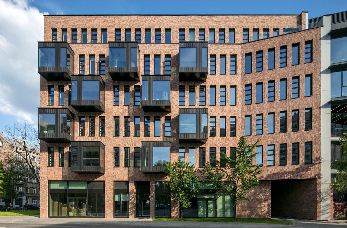 Archello's tweet image. The revitalized Koneser office complex by STOPROCENT Architekci fuses modern design with industrial heritage. 
buff.ly/41EwI0c

#AdaptiveReuse #IndustrialHeritage #BrickArchitecture