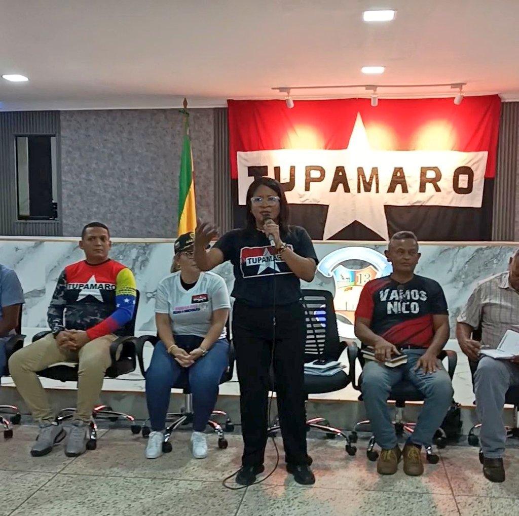 AnzoateguiMrt3's tweet photo. 🔴⚫Con la entonación de nuestro Himno del partido iniciamos el Secretariado Regional Ampliado del Edo. Anzoàtegui.

- Nuestra camarada @arelysponce1 Resp. Política Regional da las palabras de bienvenida a la militancia. 

#TupamaroTomaCaracas https://t.co/sUlD3itq9Q