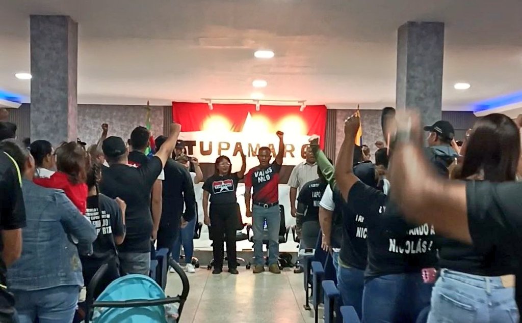 AnzoateguiMrt3's tweet photo. 🔴⚫Con la entonación de nuestro Himno del partido iniciamos el Secretariado Regional Ampliado del Edo. Anzoàtegui.

- Nuestra camarada @arelysponce1 Resp. Política Regional da las palabras de bienvenida a la militancia. 

#TupamaroTomaCaracas https://t.co/sUlD3itq9Q