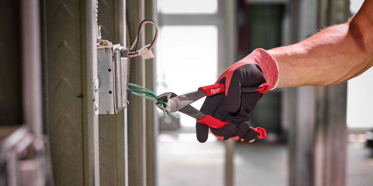 The Milwaukee Diagonal Cutting Pliers deliver the easiest cuts and a lasting edge for the professional user. Designed with an optimized pivot point to provide the best leverage for tough cuts through materials like wires, screws, and other common hardware. hubs.ly/Q0302bRt0
