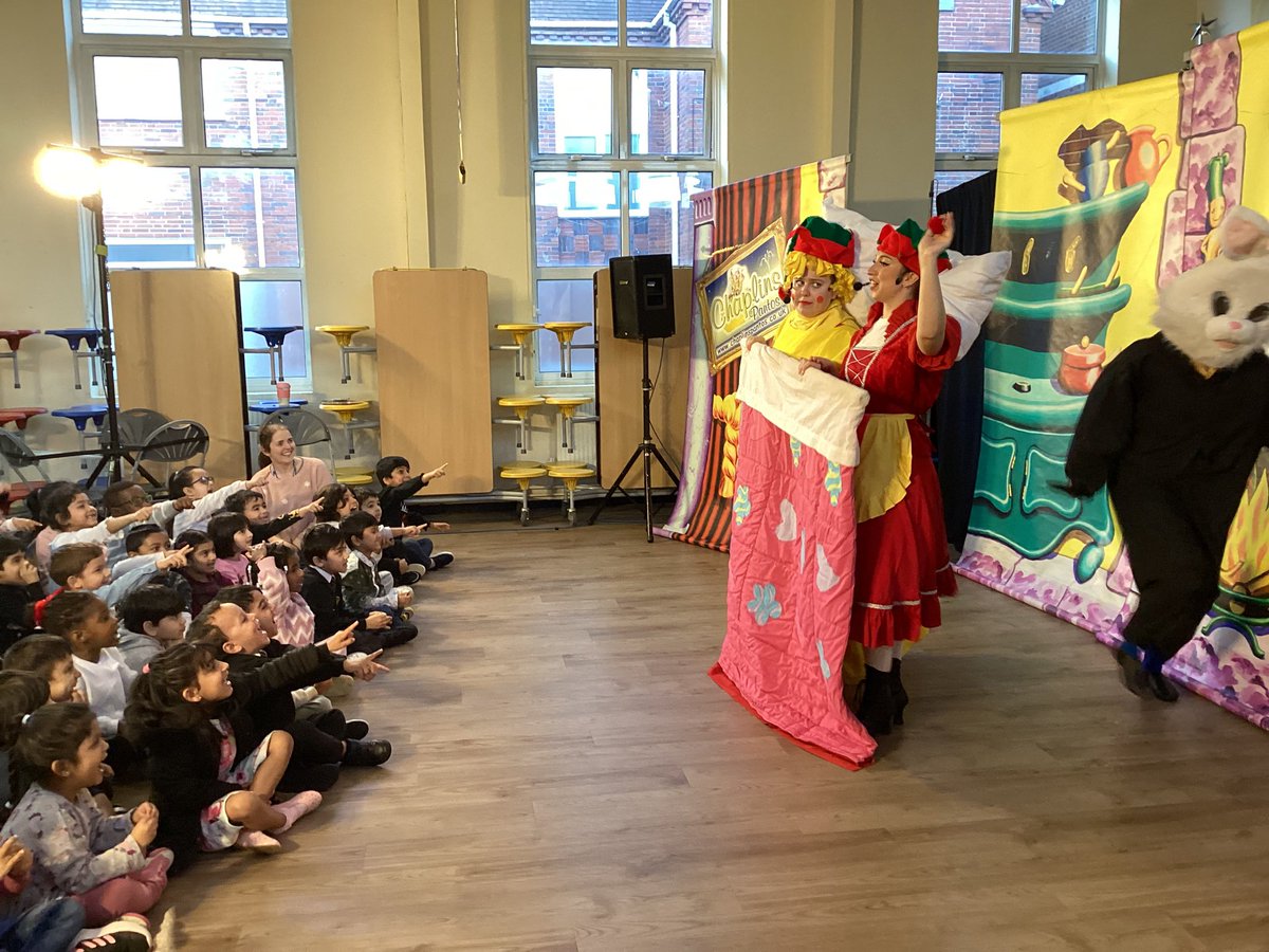 HolyFamilyScho1's tweet image. We really enjoyed watching a Pantomime! @ReceptionHoly #englishhfb10 #livetheatre #Expressiveartsanddesign