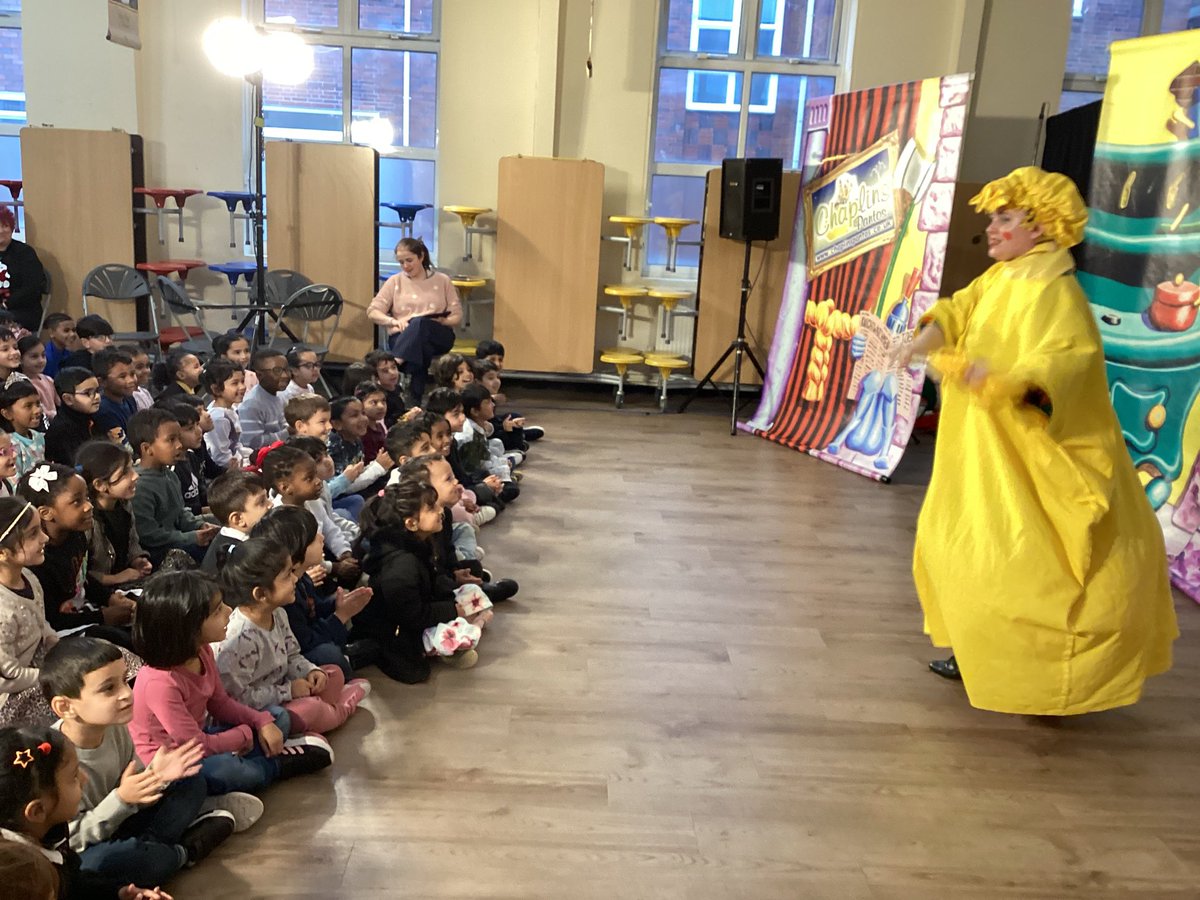 HolyFamilyScho1's tweet image. We really enjoyed watching a Pantomime! @ReceptionHoly #englishhfb10 #livetheatre #Expressiveartsanddesign