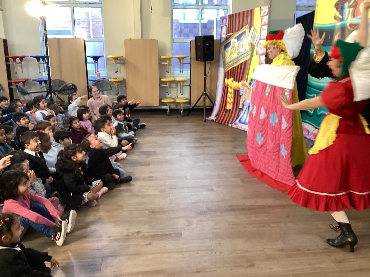 HolyFamilyScho1's tweet image. We really enjoyed watching a Pantomime! @ReceptionHoly #englishhfb10 #livetheatre #Expressiveartsanddesign