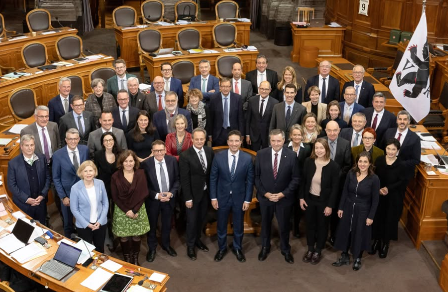 Der #Ständerat hat sehr knapp zwei Vorstösse abgelehnt, die vorläufig aufgenommenen Asylbewerberinnen und -bewerbern verbieten wollten, Familienangehörige in die Schweiz nachzuziehen. Sie sind damit erledigt.
Der Entscheid fiel mit mit 20 zu 18 Stimmen bei 4 Enthaltungen. (1/2)