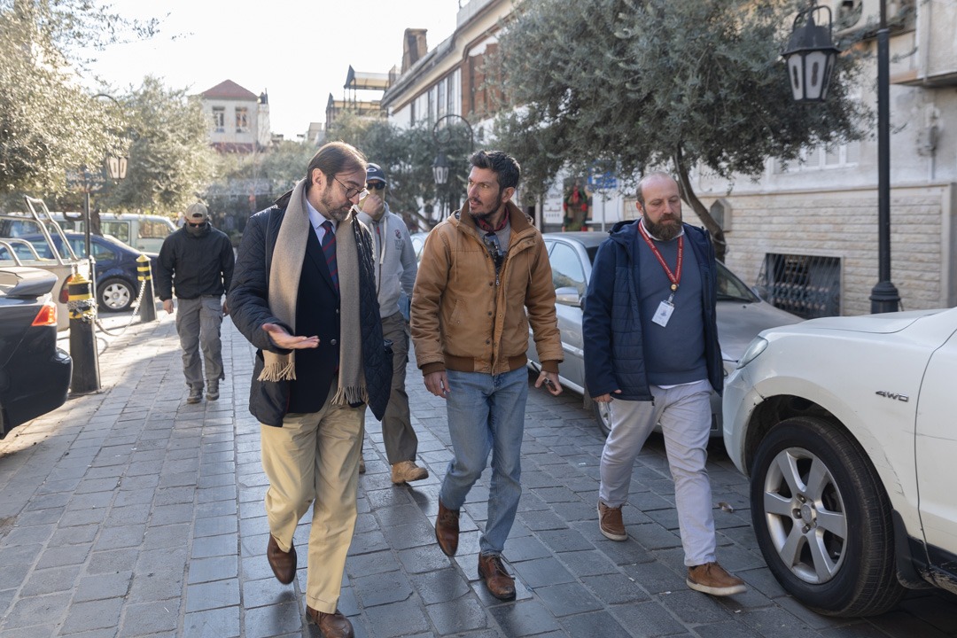 OeuvredOrient's tweet photo. Historique !
🔴🇸🇾Le 17 décembre 2024, L'Œuvre d'Orient était aux côtés de la première mission diplomatique française en Syrie depuis douze ans. Après avoir hissé le drapeau tricolore 🇫🇷 à l'#ambassade de France, notre directeur pays Vincent Gelot a accueilli la délégation au Study Zone de Bab Tooma, le quartier #chrétien historique de #Damas, pour un échange avec des membres de la société civile issus des différentes communautés. Soutenu par L'Œuvre d'Orient et le 
Centre de Crise, les 14 Study Zone de Syrie permettent à près de 10 000 étudiants par mois de poursuivre leurs études universitaires depuis le début de la guerre.